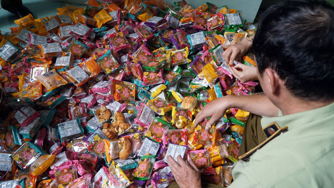 Clip: Giữ hàng nghìn bánh trung thu giá 2000 đồng in chữ Trung Quốc