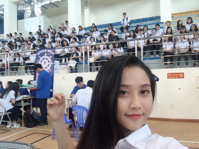 Vô tình ngồi ngay bàn phát người yêu, cô gái xinh đẹp bỗng nhận được một loạt đơn ứng tuyển