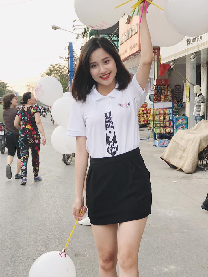 Vô tình ngồi ngay bàn phát người yêu, cô gái xinh đẹp bỗng nhận được một loạt đơn ứng tuyển