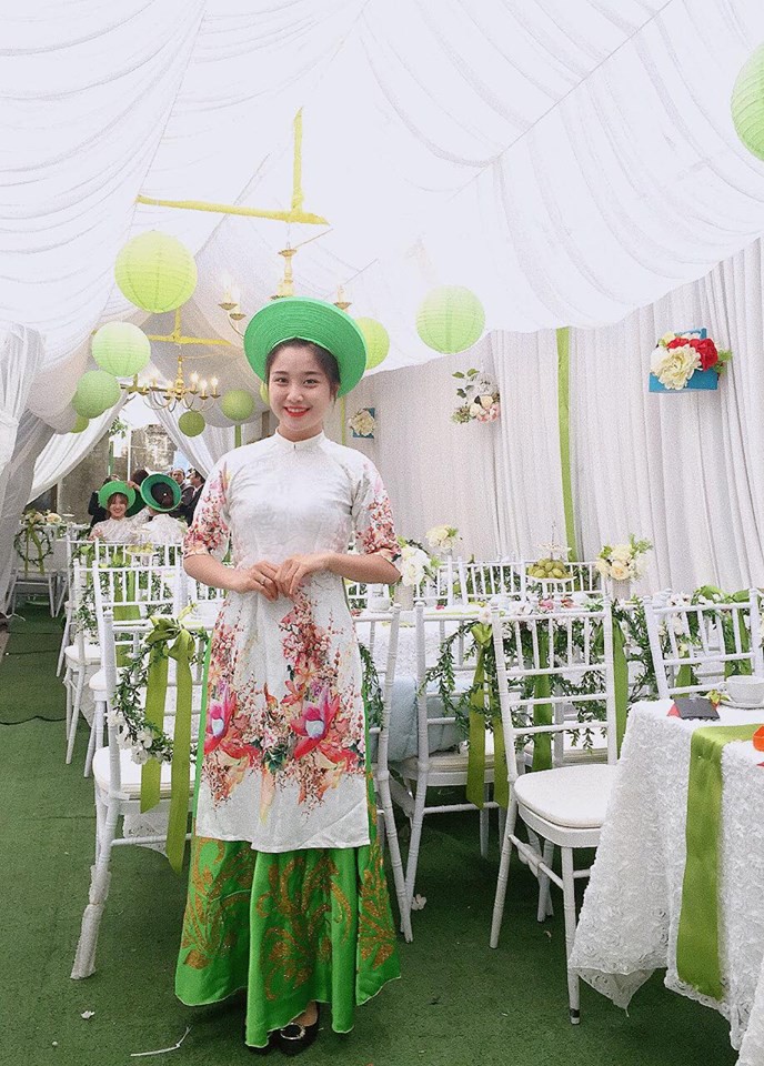 Vô tình ngồi ngay bàn phát người yêu, cô gái xinh đẹp bỗng nhận được một loạt đơn ứng tuyển