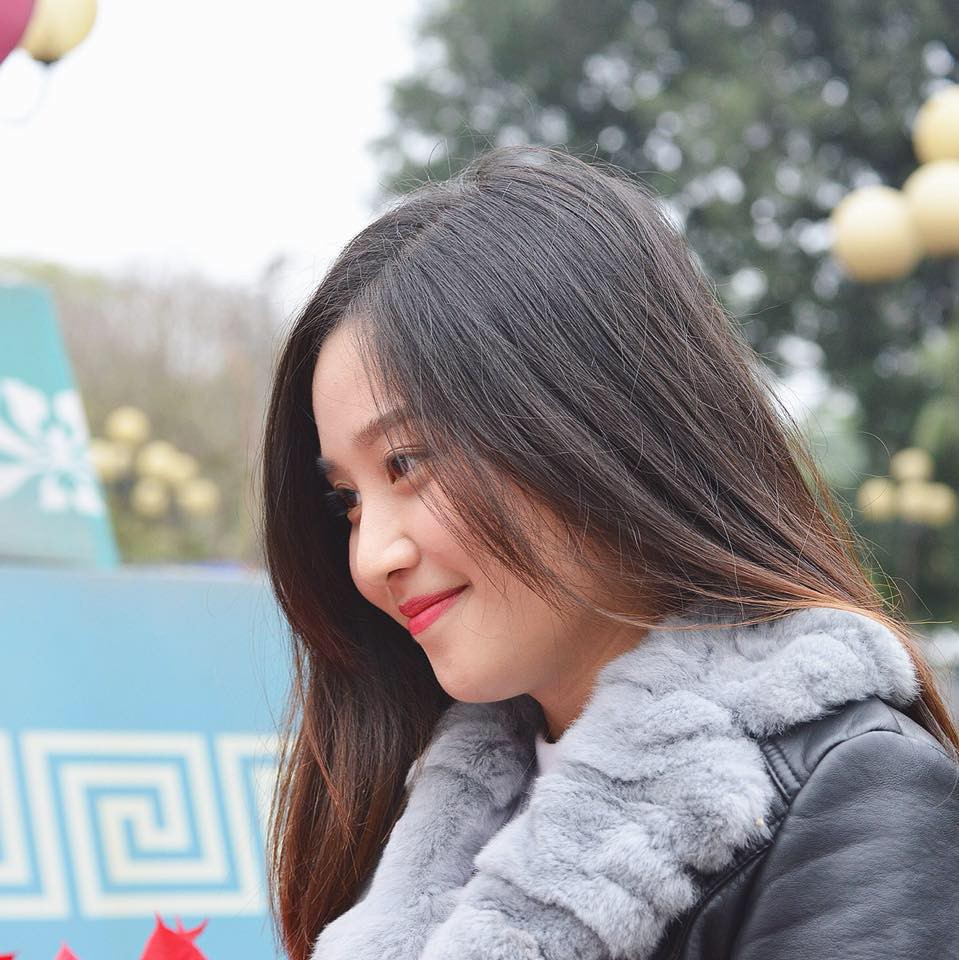 Vô tình ngồi ngay bàn phát người yêu, cô gái xinh đẹp bỗng nhận được một loạt đơn ứng tuyển