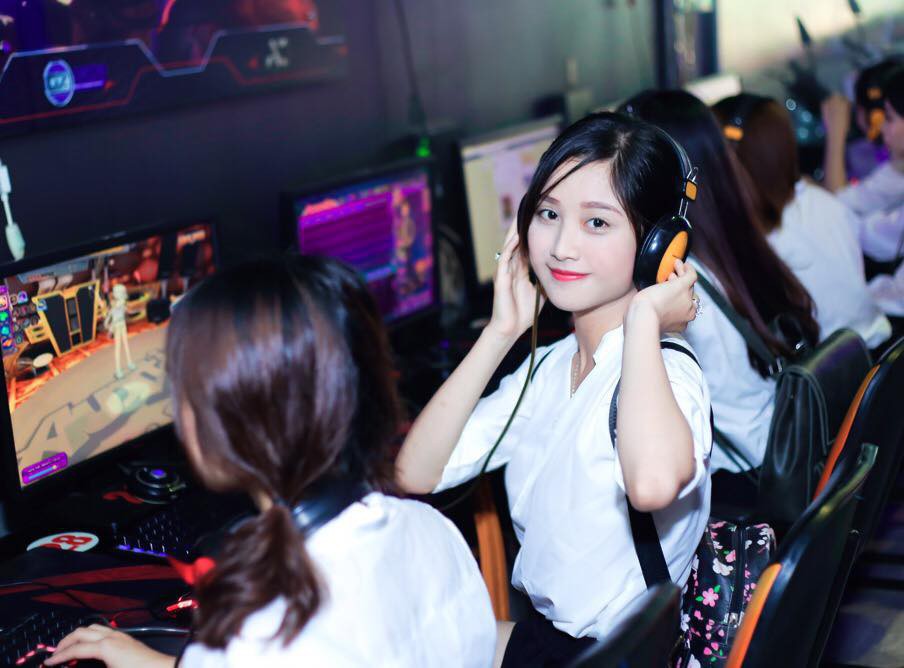 Vô tình ngồi ngay bàn phát người yêu, cô gái xinh đẹp bỗng nhận được một loạt đơn ứng tuyển