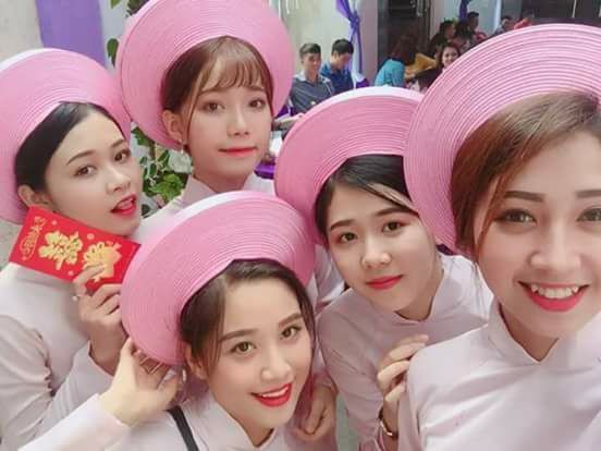 Vô tình ngồi ngay bàn phát người yêu, cô gái xinh đẹp bỗng nhận được một loạt đơn ứng tuyển