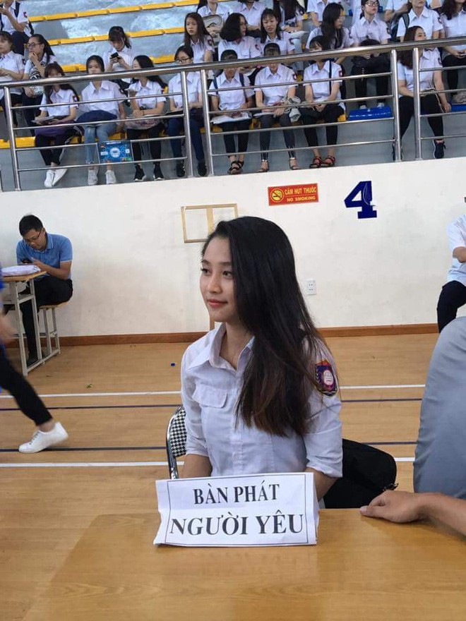 Vô tình ngồi ngay bàn phát người yêu, cô gái xinh đẹp bỗng nhận được một loạt đơn ứng tuyển