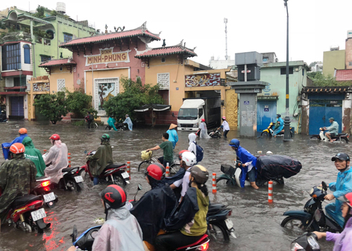 Nhiều tuyến đường Sài Gòn ngập sâu sau mưa lớn