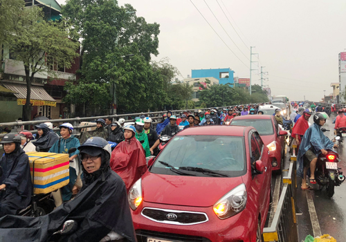 Nhiều tuyến đường Sài Gòn ngập sâu sau mưa lớn