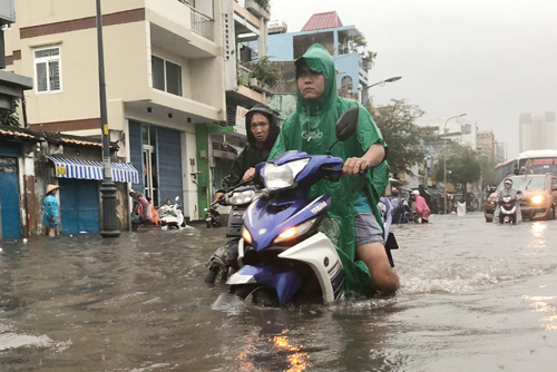 Nhiều tuyến đường Sài Gòn ngập sâu sau mưa lớn