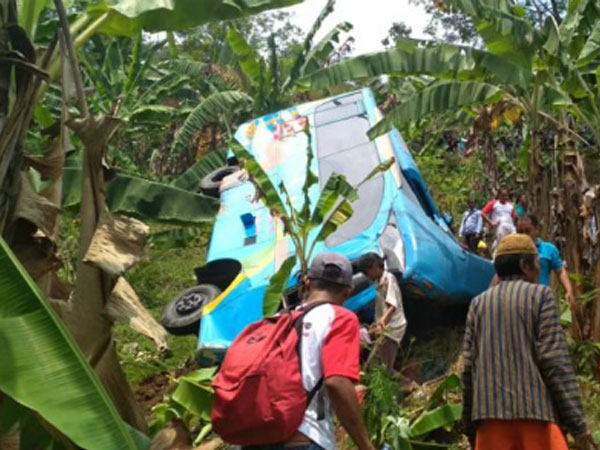 Xe buýt lao xuống khe núi ở Indonesia, 21 người thiệt mạng