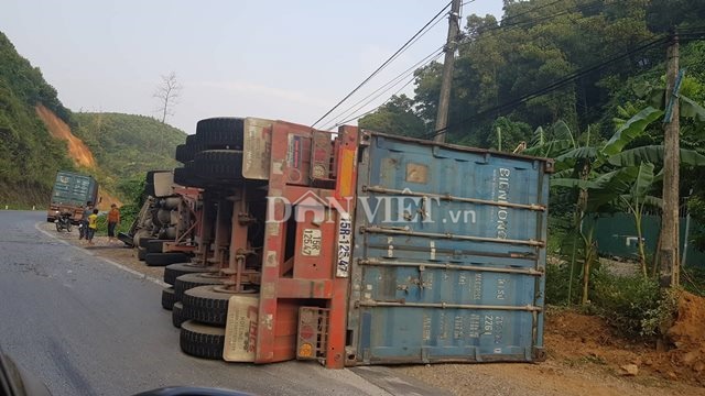 Ôm cua gấp xe container lật ngang bên đường, 2 người trọng thương