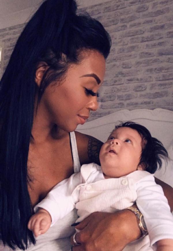 Cậu bé gây sốc cho bác sĩ đỡ đẻ với mái tóc có một không hai