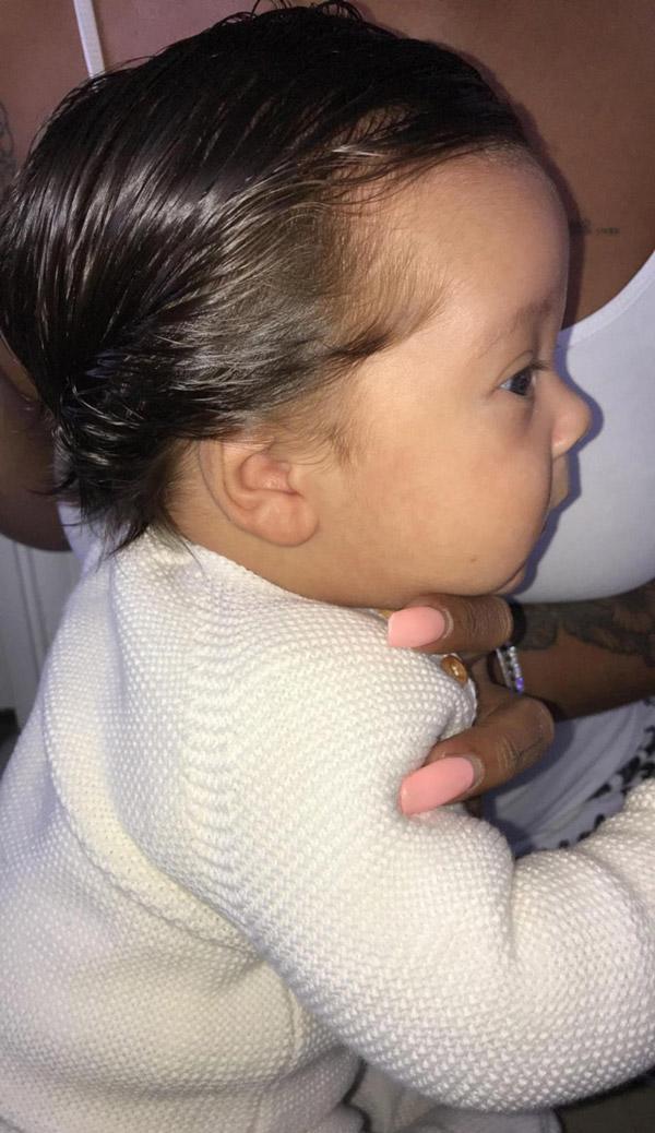 Cậu bé gây sốc cho bác sĩ đỡ đẻ với mái tóc có một không hai