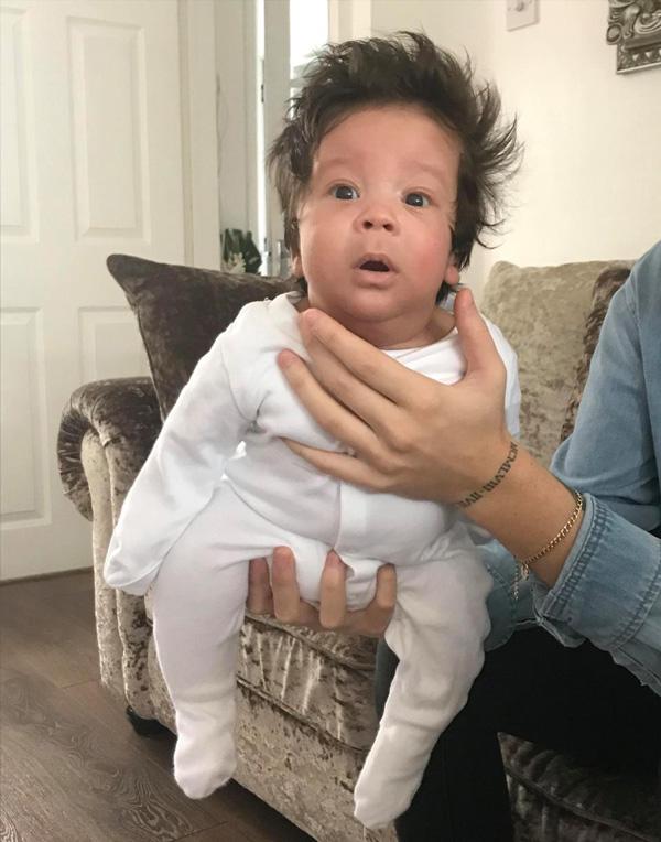 Cậu bé gây sốc cho bác sĩ đỡ đẻ với mái tóc có một không hai