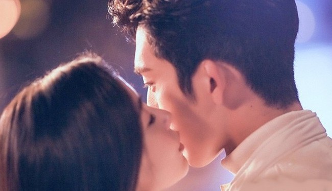 Sau khi gặp người yêu cũ trong ngày cưới, chàng trai tái mặt vội thông báo hủy hôn