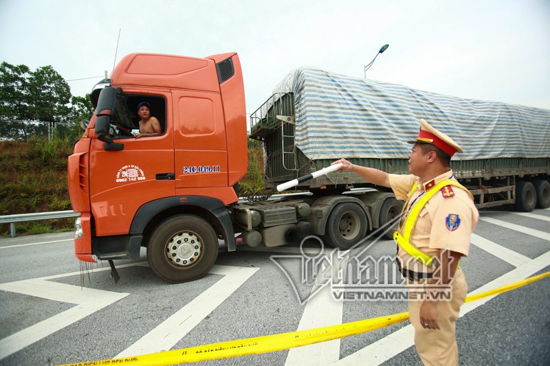 Xe tải nổ như bom: Biến dạng khủng khiếp dưới chân cầu