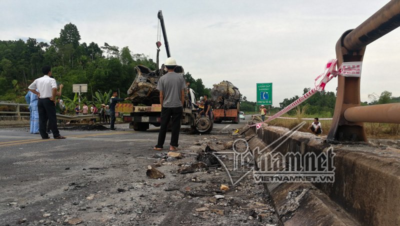 Xe tải nổ như bom: Biến dạng khủng khiếp dưới chân cầu