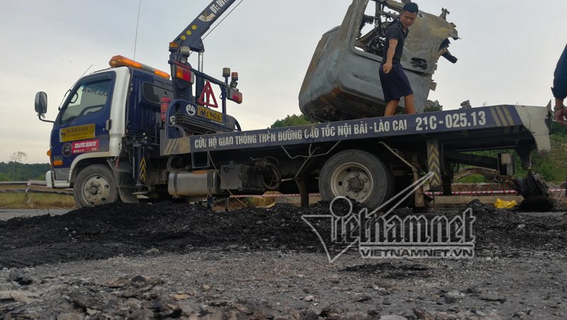 Xe tải nổ như bom: Biến dạng khủng khiếp dưới chân cầu