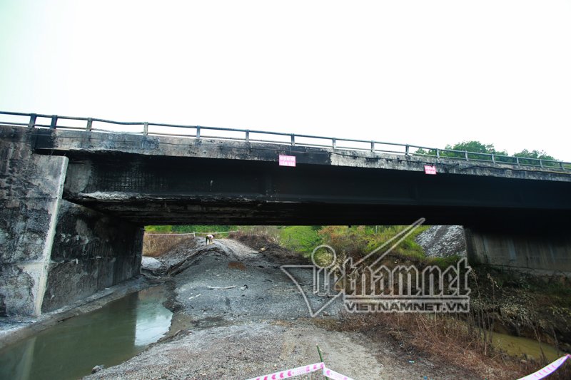 Xe tải nổ như bom: Biến dạng khủng khiếp dưới chân cầu