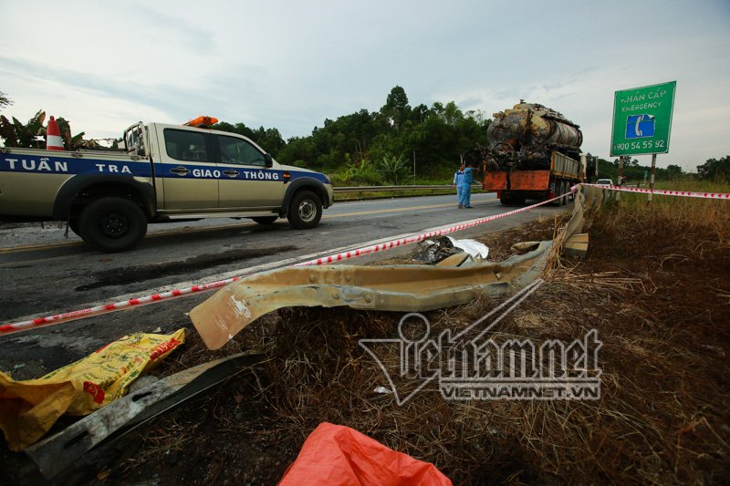 Xe tải nổ như bom: Biến dạng khủng khiếp dưới chân cầu