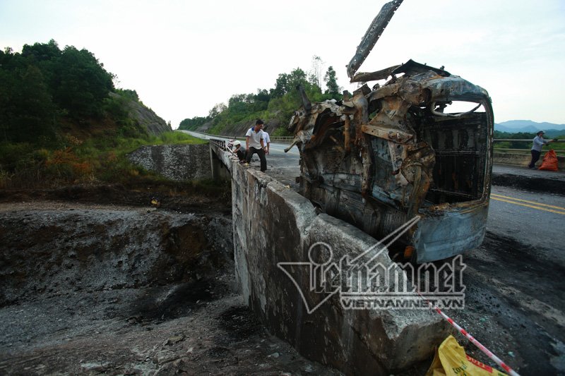Xe tải nổ như bom: Biến dạng khủng khiếp dưới chân cầu