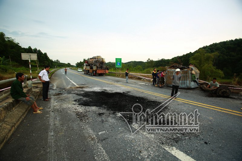 Xe tải nổ như bom: Biến dạng khủng khiếp dưới chân cầu