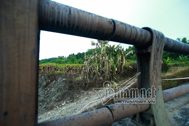 Xe tải nổ như bom: Biến dạng khủng khiếp dưới chân cầu