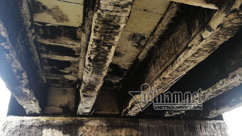 Xe tải nổ như bom: Biến dạng khủng khiếp dưới chân cầu