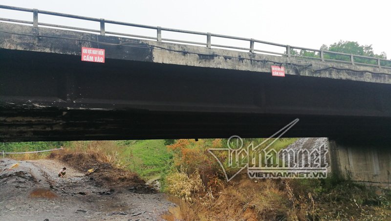 Xe tải nổ như bom: Biến dạng khủng khiếp dưới chân cầu