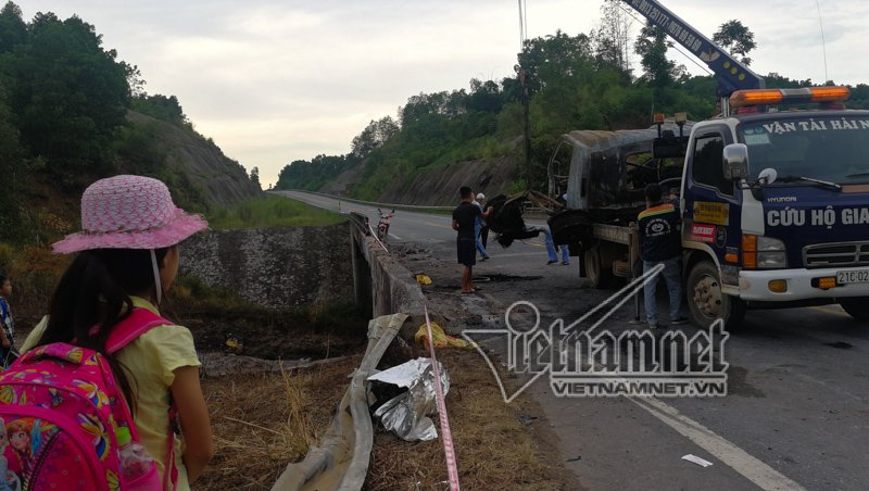 Xe tải nổ như bom: Biến dạng khủng khiếp dưới chân cầu