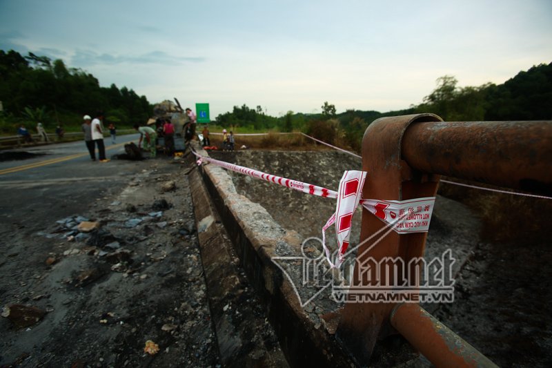 Xe tải nổ như bom: Biến dạng khủng khiếp dưới chân cầu