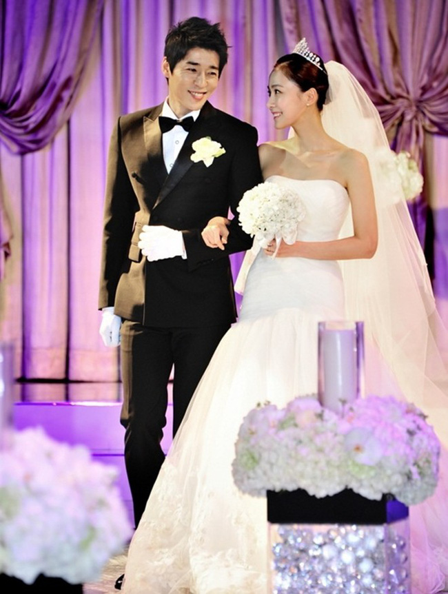 Ngất xỉu bởi quà cưới từ người yêu cũ của chú rể, sau khi tỉnh dậy cô dâu đã làm ngay việc này