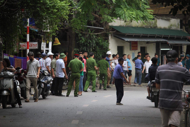 Nam công nhân kể lại giây phút hàng chục người tháo chạy khỏi tòa nhà khi xảy ra rung lắc ở Hà Nội