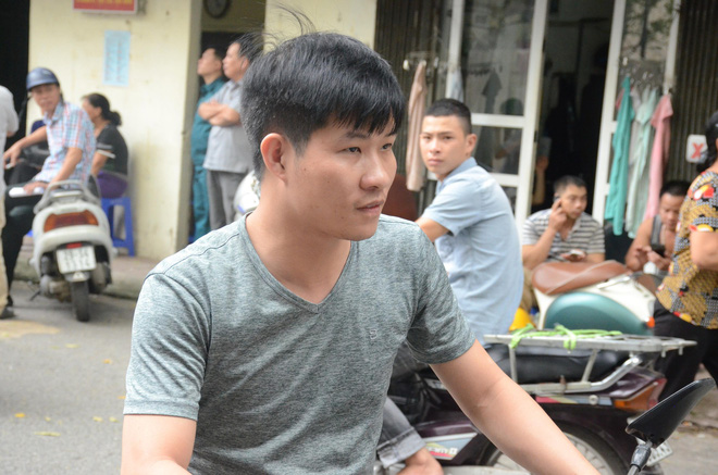 Nam công nhân kể lại giây phút hàng chục người tháo chạy khỏi tòa nhà khi xảy ra rung lắc ở Hà Nội