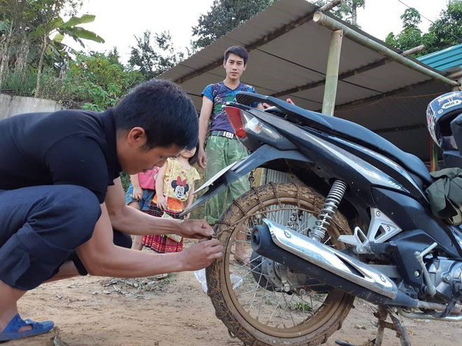 Nặng lòng tâm sự của thầy giáo 30 năm cắm bản, nơi học sinh chui nilon vượt suối đến trường