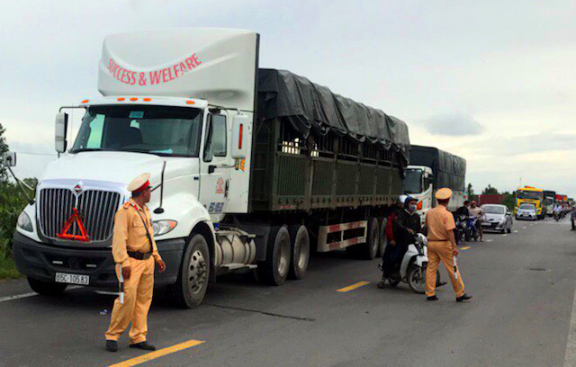 Xe bồn chở 6.000 lít xăng lật trên quốc lộ