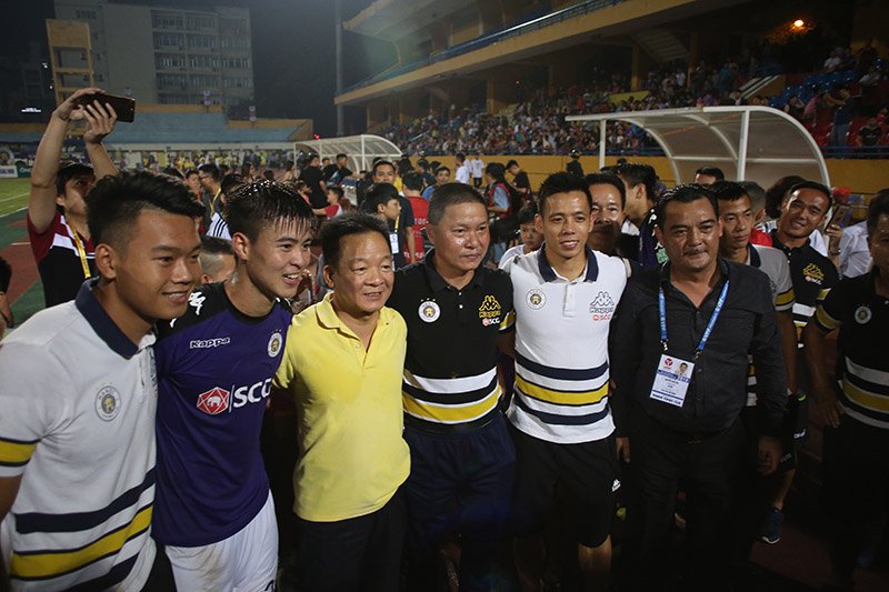 Video: Bầu Hiển cùng CLB Hà Nội hân hoan mừng vô địch sớm V-League