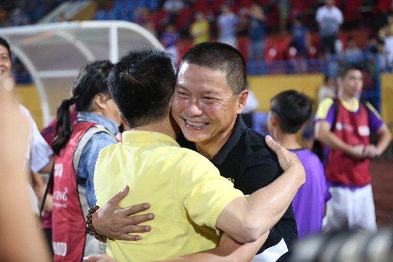 Video: Bầu Hiển cùng CLB Hà Nội hân hoan mừng vô địch sớm V-League