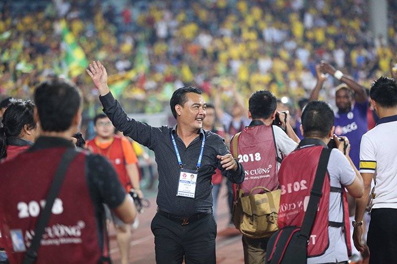 Video: Bầu Hiển cùng CLB Hà Nội hân hoan mừng vô địch sớm V-League