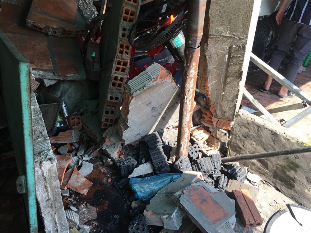 Đang ngồi rửa bát bị ô tô lao vào nhà đâm nguy kịch