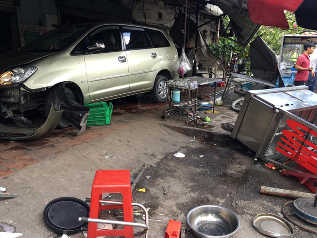 Đang ngồi rửa bát bị ô tô lao vào nhà đâm nguy kịch