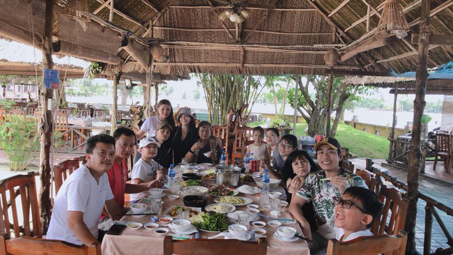 Kiều Minh Tuấn cùng Cát Phượng về quê ăn bữa cơm gia đình sau loạt tin đồn rạn nứt