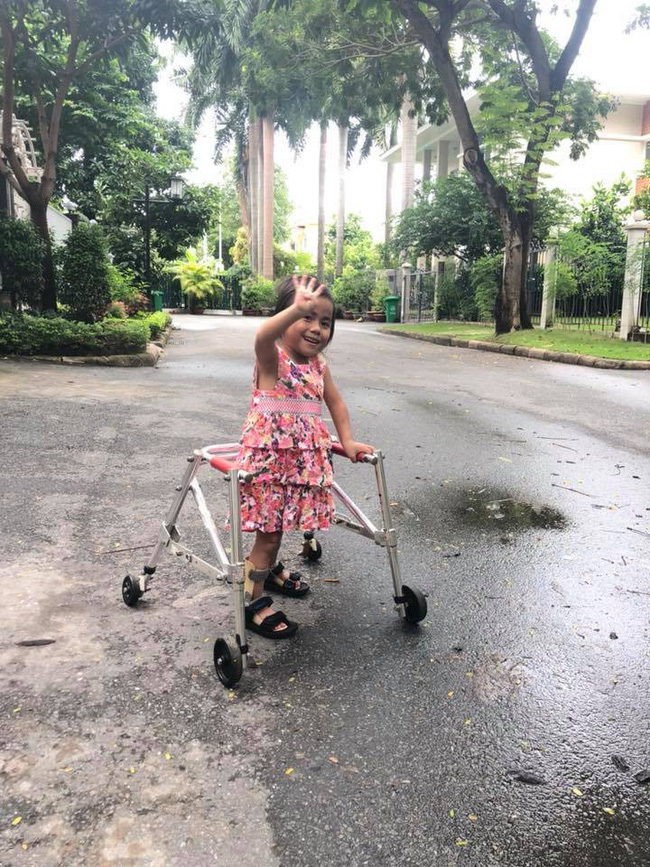 Sau 9 tháng ở với mẹ nuôi, em bé Mường Lát tật nguyền ngày nào đã được đi học chữ, ngày càng lanh lợi đáng yêu