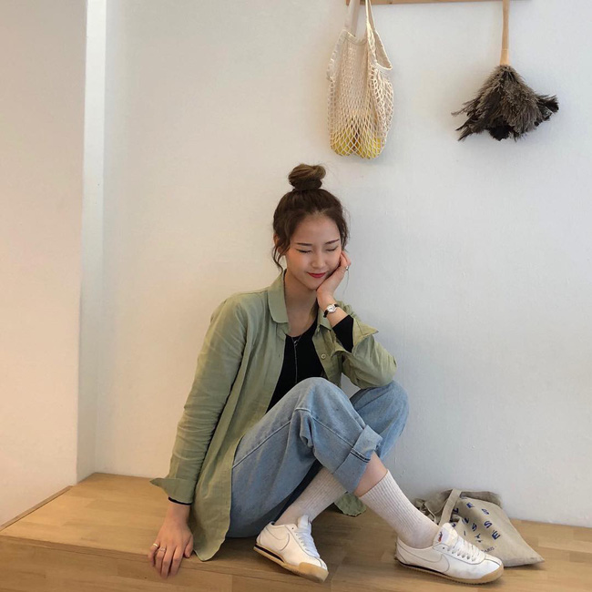 365 ngày chỉ mặc quần dài cũng không thành vấn đề nếu bạn biết mix đồ linh hoạt như cô nàng này