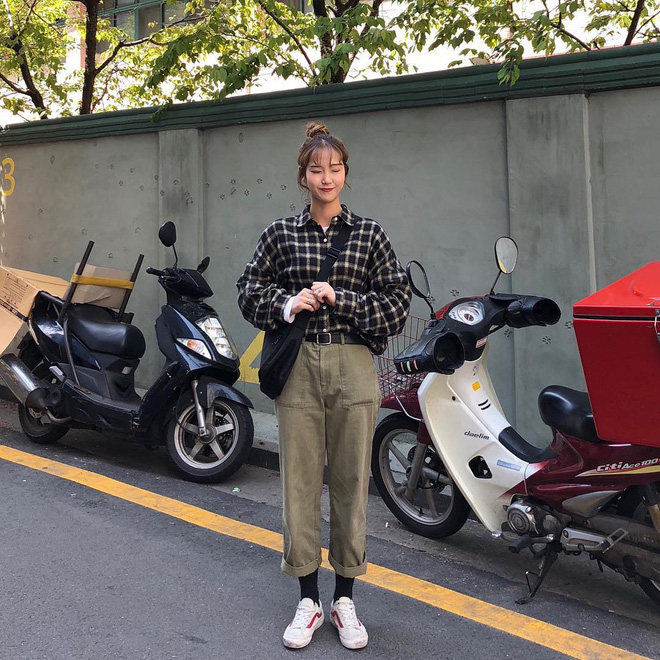 365 ngày chỉ mặc quần dài cũng không thành vấn đề nếu bạn biết mix đồ linh hoạt như cô nàng này