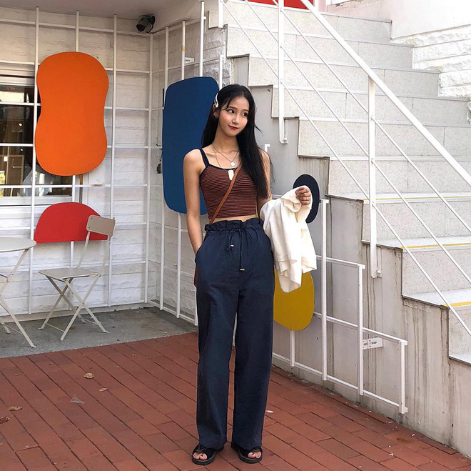 365 ngày chỉ mặc quần dài cũng không thành vấn đề nếu bạn biết mix đồ linh hoạt như cô nàng này