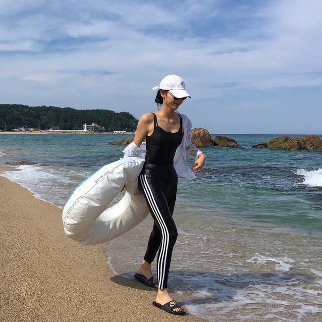 365 ngày chỉ mặc quần dài cũng không thành vấn đề nếu bạn biết mix đồ linh hoạt như cô nàng này