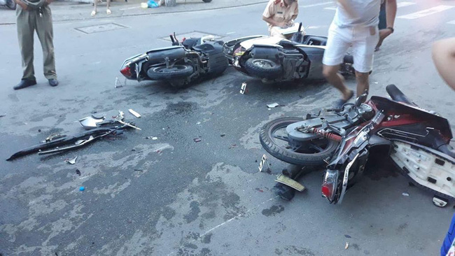 TP.HCM: Ô tô tông liên hoàn 3 xe máy rồi bỏ chạy khiến 3 người nhập viện cấp cứu, trong đó có trẻ em