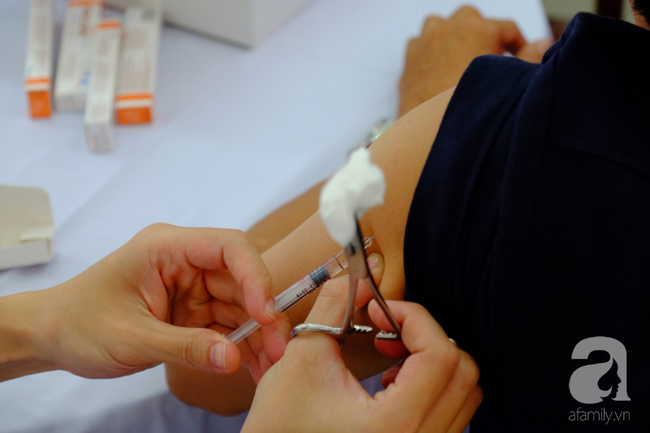 Bé gái 32 tháng tuổi nhiễm trùng nặng sau tiêm ngừa và con số báo động: 55% nhân viên y tế tại Việt Nam chưa biết tiêm an toàn