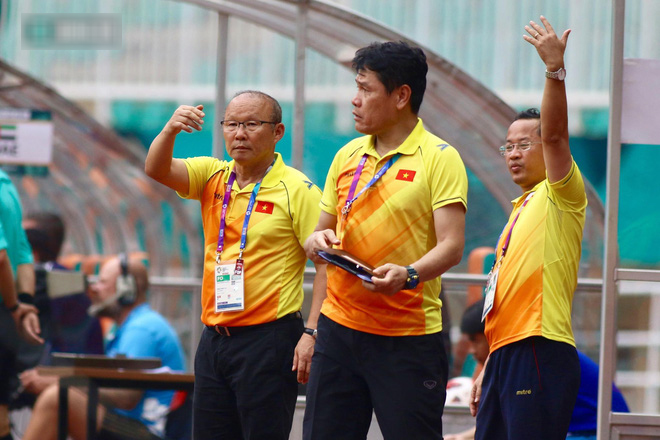 Ba lần xuất ngoại mời thầy và lời hứa ngàn vàng của bầu Đức với HLV Park Hang-seo