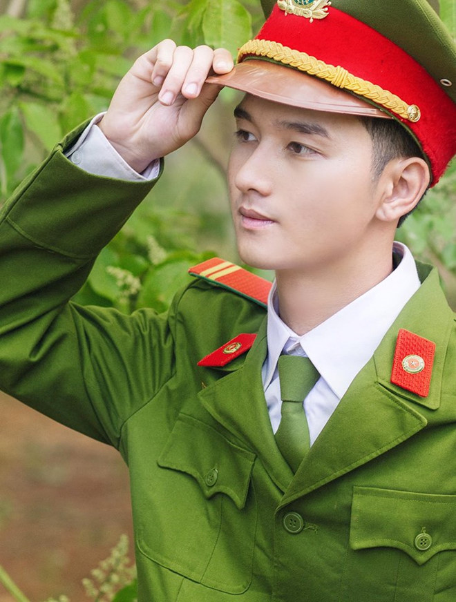 Chàng cảnh sát cơ động cao 1,8 m muốn kết nhiều bạn trên mạng xã hội