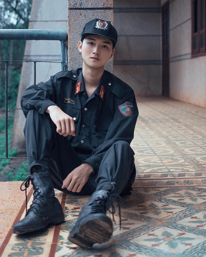 Chàng cảnh sát cơ động cao 1,8 m muốn kết nhiều bạn trên mạng xã hội